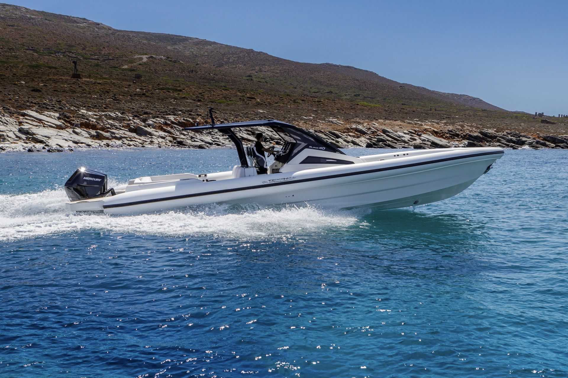 Technohull Alpha 40: layout design to new levels for a upgraded dayboating experience