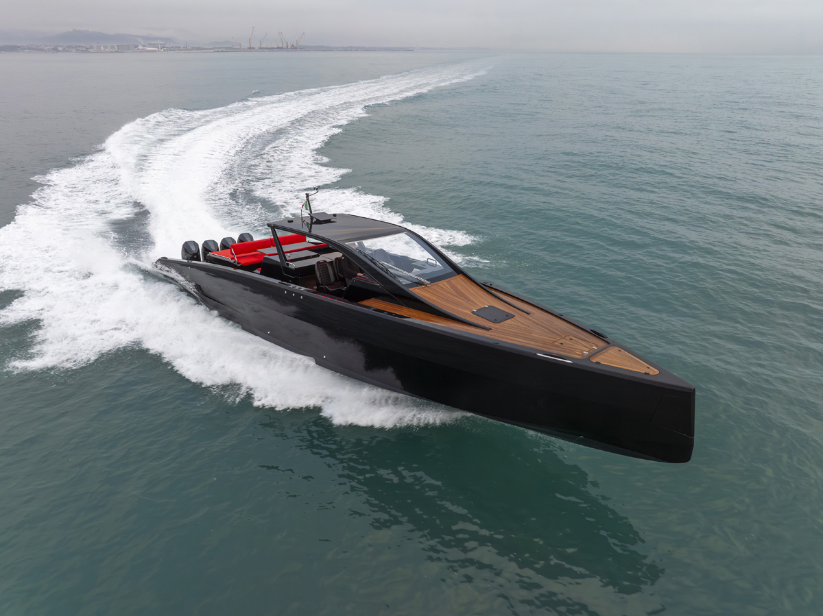 MYLIUS YACHTS presented the M47P at boot Düsseldorf: performance and striking design