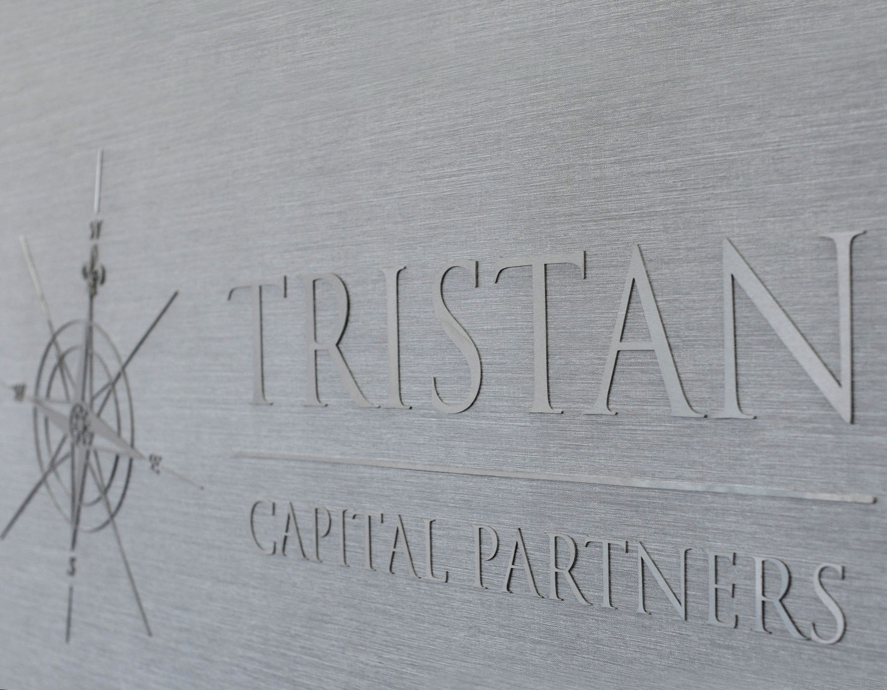 easyHotel: Νέα εποχή ιδιοκτησίας με τη Tristan Capital Partners – ο Sir Στέλιος Χατζηιωάννου υποδέχεται τον νέο επενδυτή