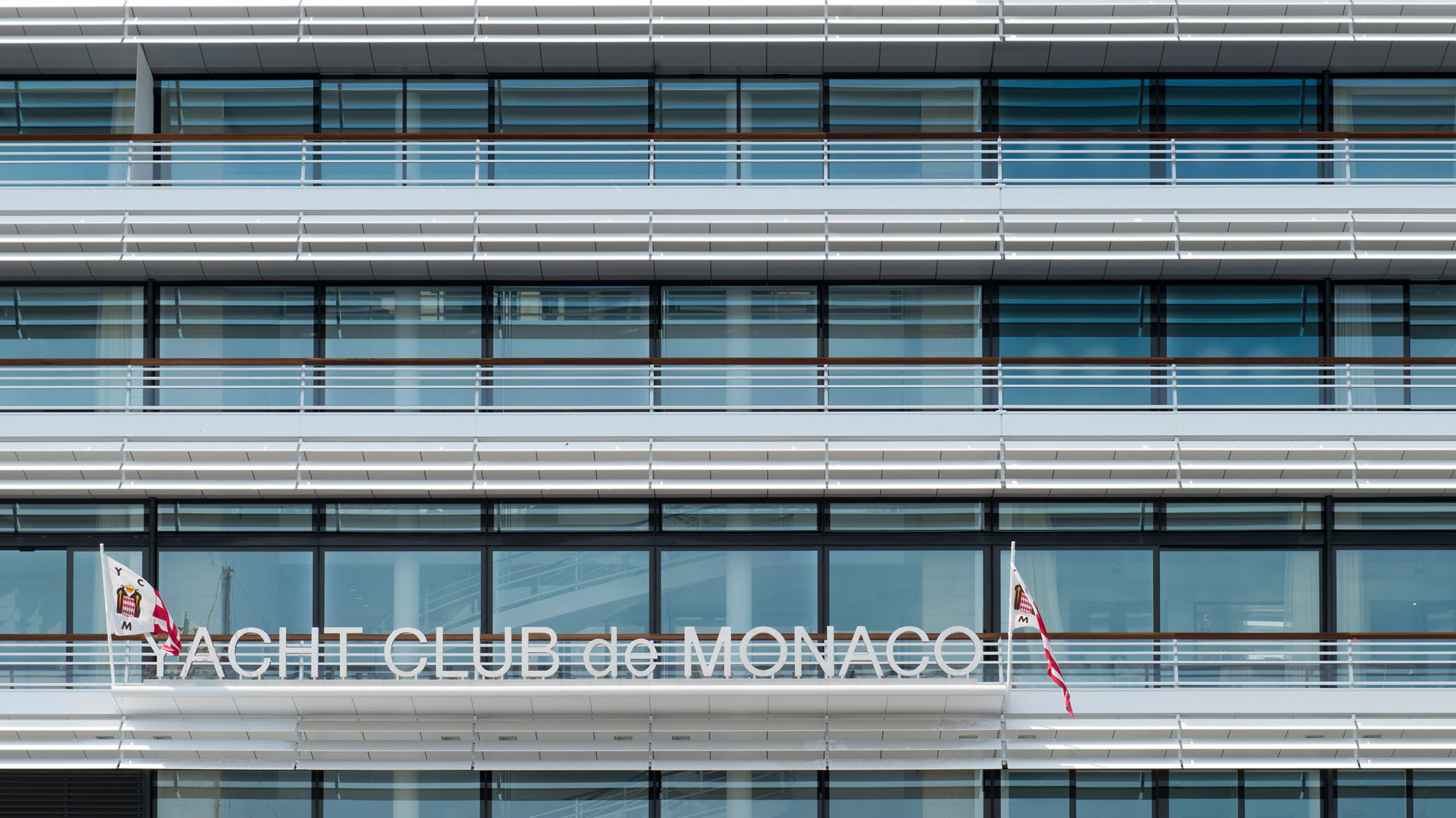 Yacht Club de Monaco by Foster + Partners – An Icon of Nautical Architecture